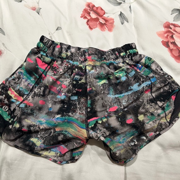 Lululemon Hotty Hot Shorts Size 4 EUC - Picture 2 of 3